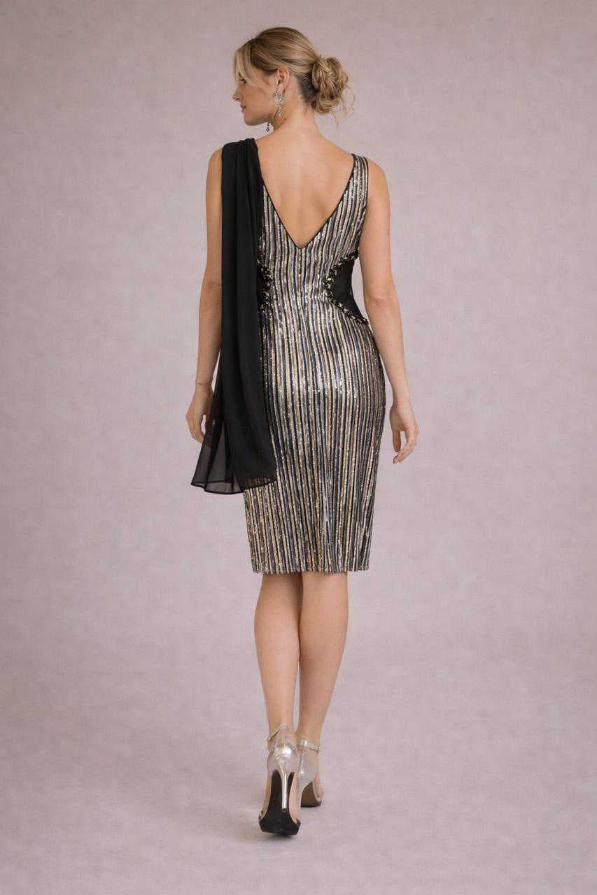 Vestito nero con paillettes e foulard — 2