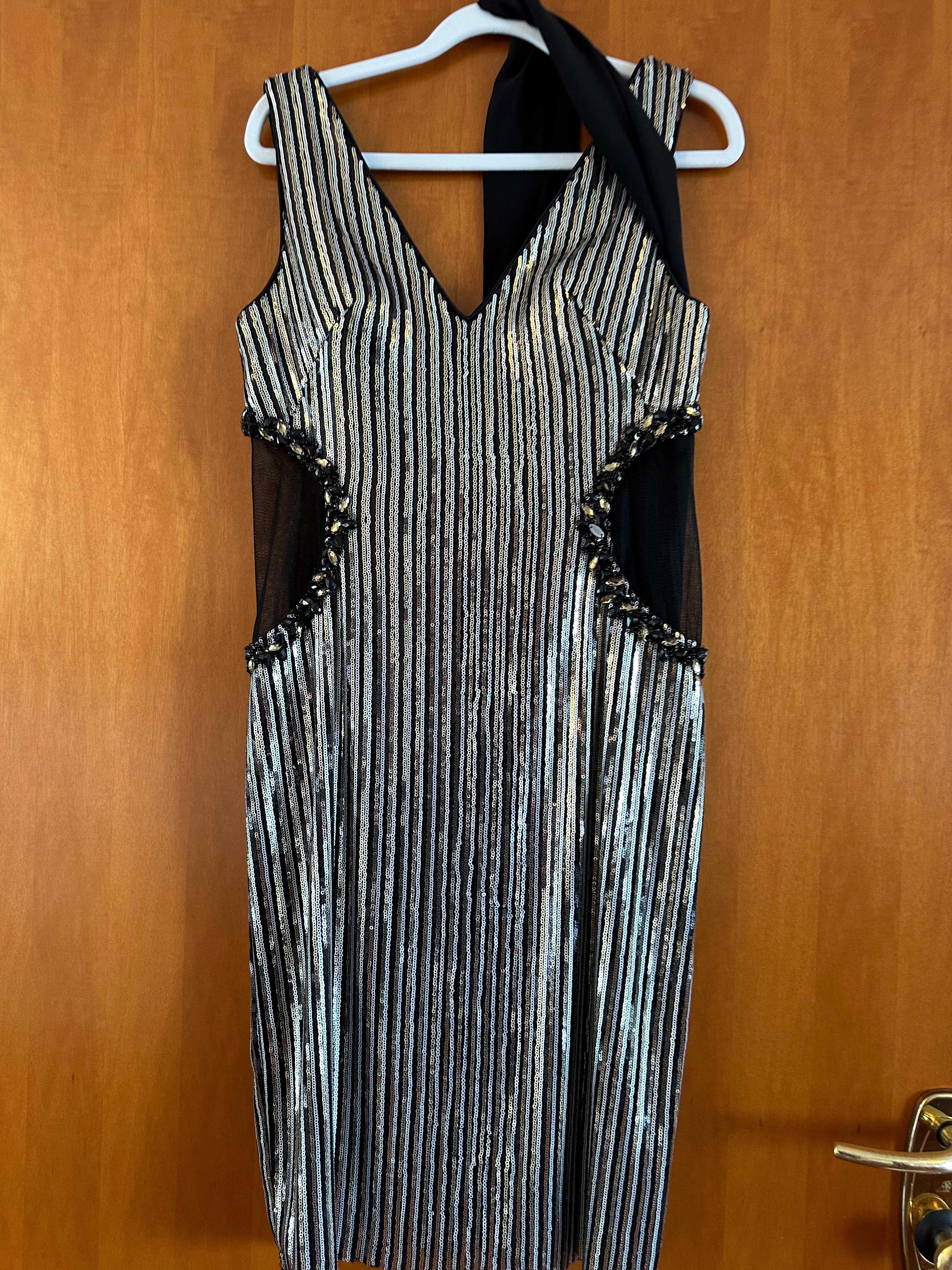 Vestito nero con paillettes e foulard — 3