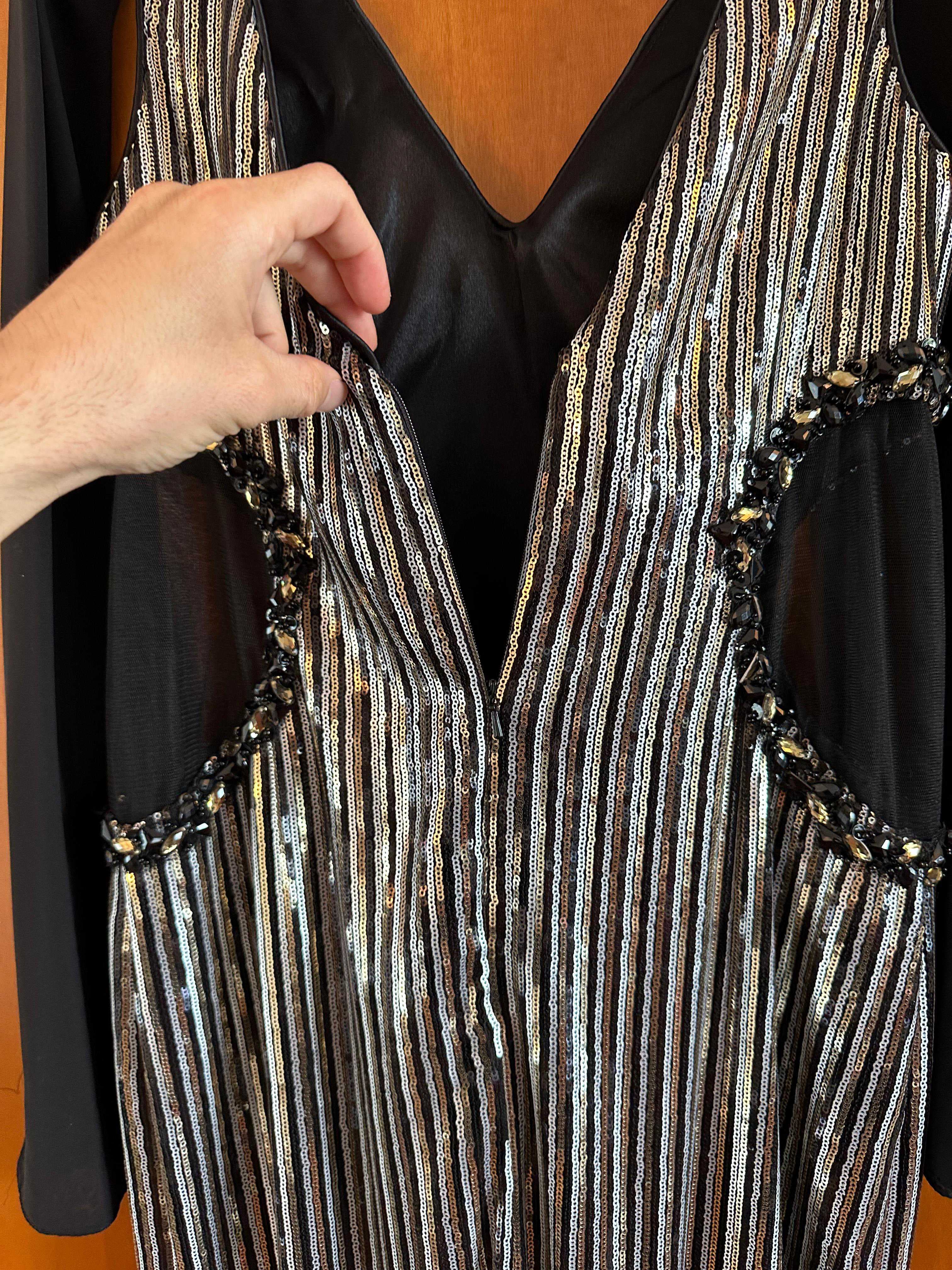 Vestito nero con paillettes e foulard — 4
