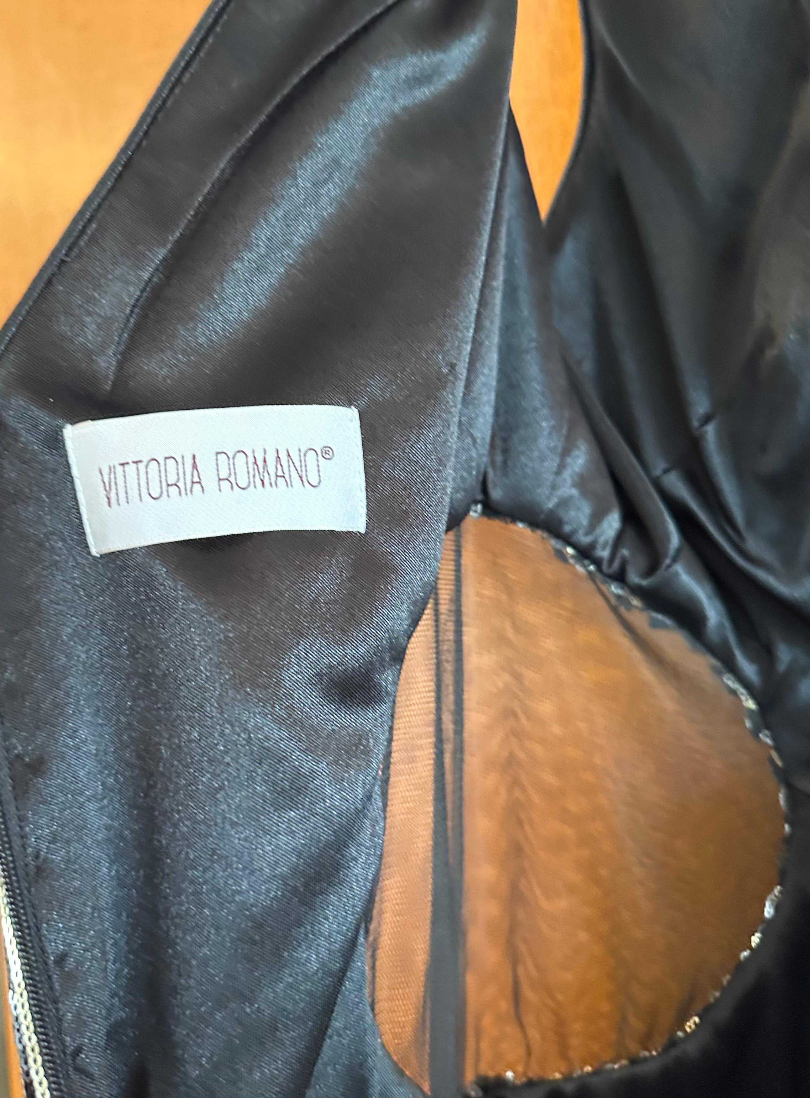 Vestito nero con paillettes e foulard — 5