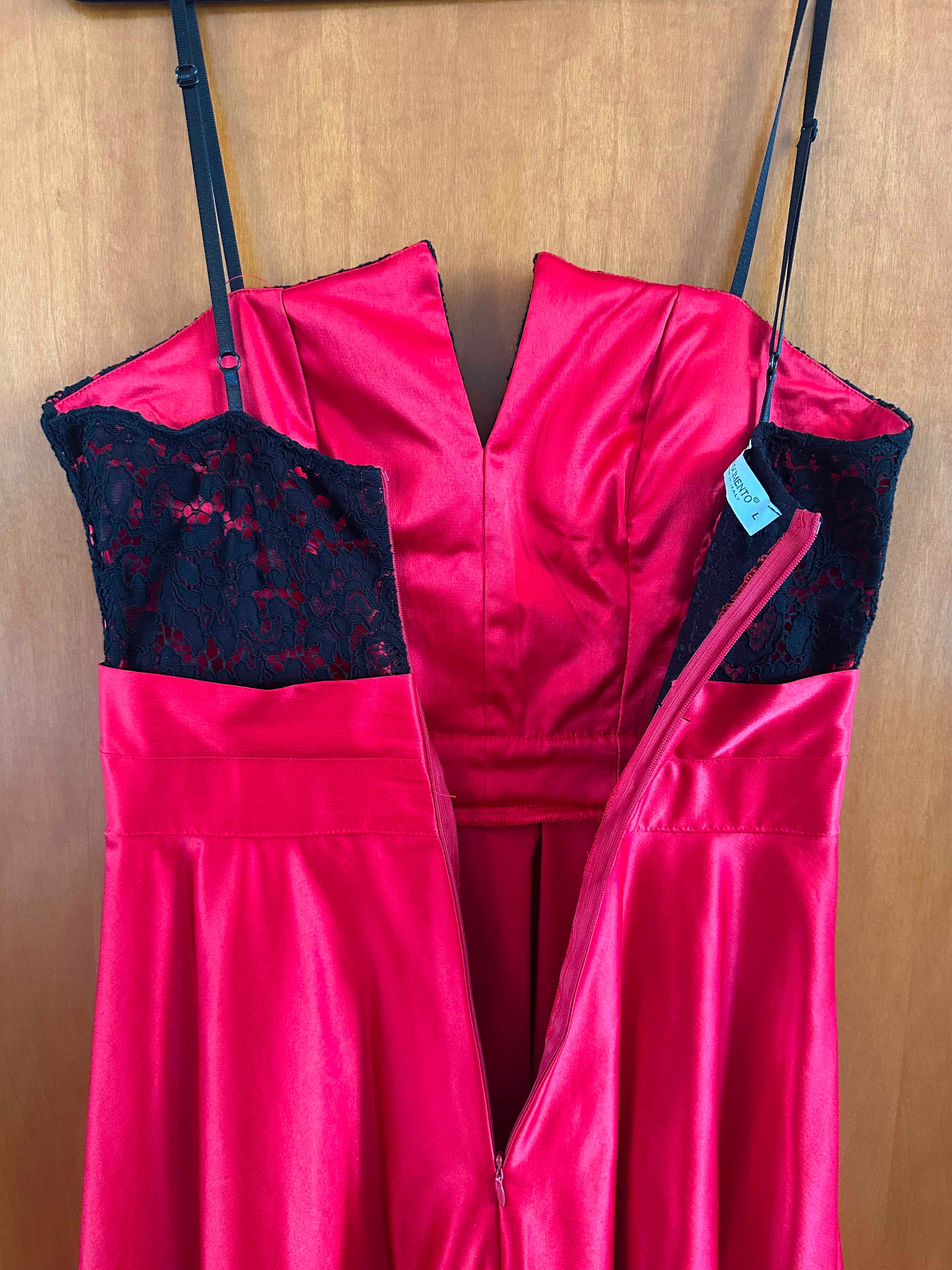 Abito rosso con corpetto in pizzo nero — 3