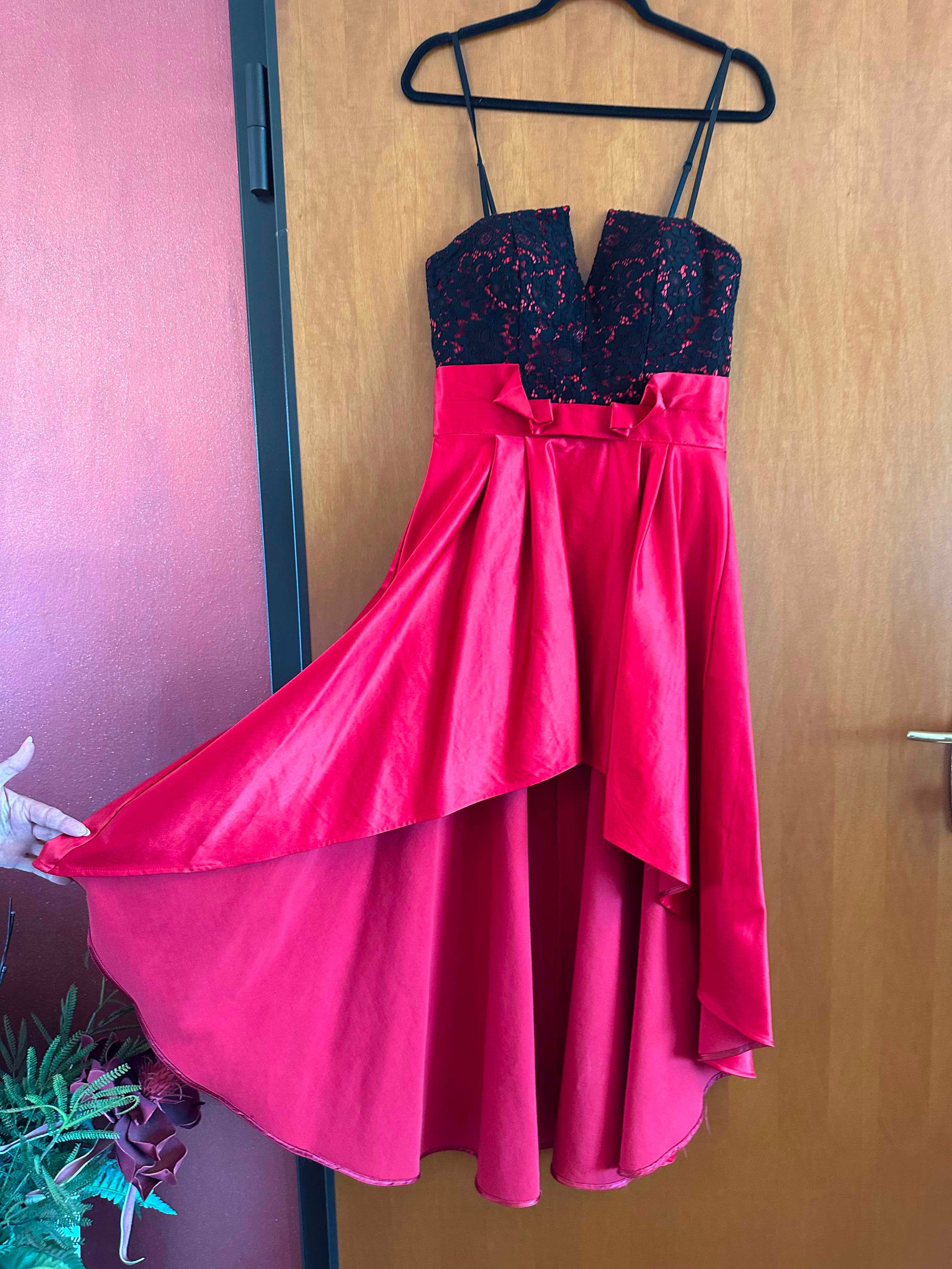 Abito rosso con corpetto in pizzo nero — 4